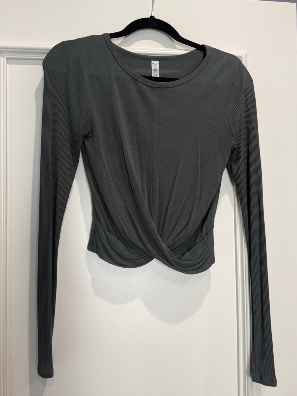 Alo Yoga Long-Sleeve Twist Front Top - M